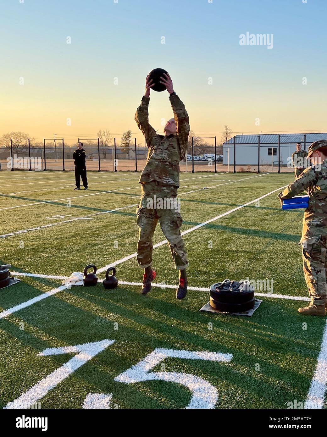 Capt. Joshua Lockwood, ein Diätetiker, der der Nutrition Care Division des Krankenhauses zugeteilt ist, führt während des „Army Combat Fitness Test“-Segments des Blanchfield Army Community Hospital Best Leader Competition vom 15. Bis 17. Februar einen ständigen Kraftschlag durch. Der Wettbewerb „Bester Führer“ soll „Esprit De Corps“ fördern und gleichzeitig Soldaten, NCOs und Offiziere würdigen, die sich für die Werte der Armee einsetzen und den Krieger Ethos verkörpern. Stockfoto