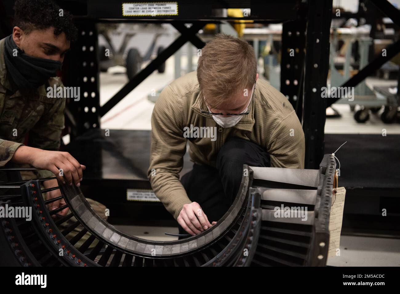 USA Air Force Airmen mit dem 35. Wartungsgeschwader-Antriebsflug arbeiten an einem Triebwerk am Misawa Air Base, Japan, am 15. Februar 2022. Verschleiß ist ein unvermeidbarer Bestandteil jeder Maschine. Das Engine Management bereitet sich darauf vor, indem es den Zustand des Flugzeugs und die Zeit seit der letzten Kontrolle durch den Antriebsflug verfolgt. Stockfoto