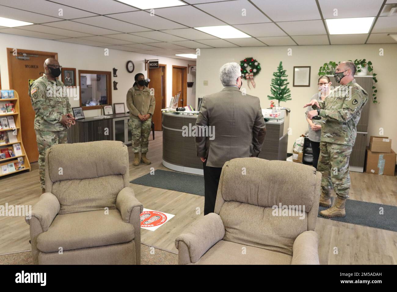 Garrison Commander Oberst Michael Poss und Stellvertreter des Garrison Commander Brad Stewart sind auf einem Foto vom 15. Februar 2022 mit Mitgliedern des religiösen Unterstützungsbüros in Fort McCoy, Wisconsin, zu sehen. Die Anführer der Garnison machten einen Sonderbesuch, um ihnen für die sechs Monate dauernde Unterstützung der Operation "Alliierte willkommen" (OAW) zu danken. Die OAW-Mission wurde am 15. Februar 2022 in Fort McCoy abgeschlossen. Stockfoto