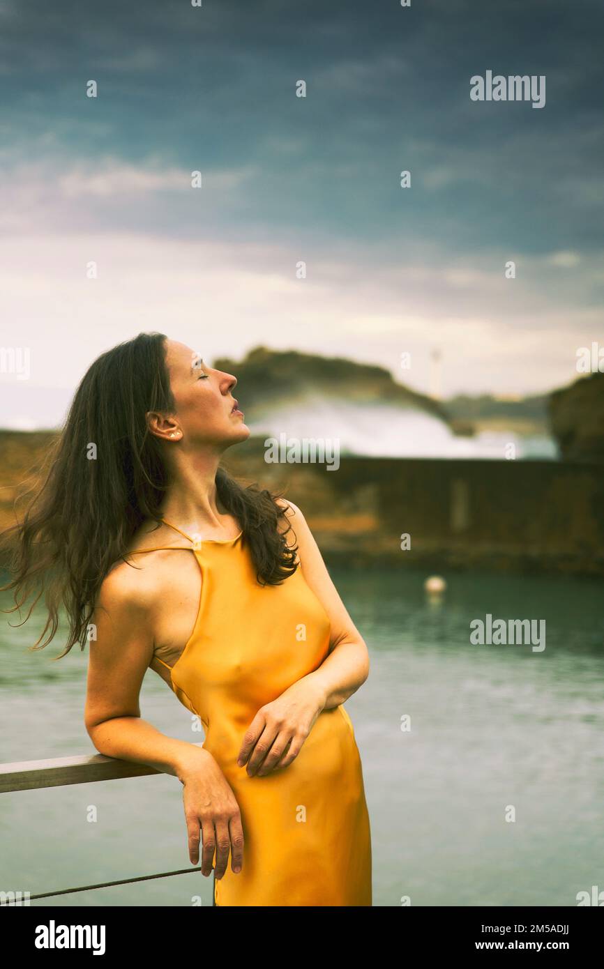 Frau mit gelbem Kleid auf dem baskisch-französischen V Stockfoto
