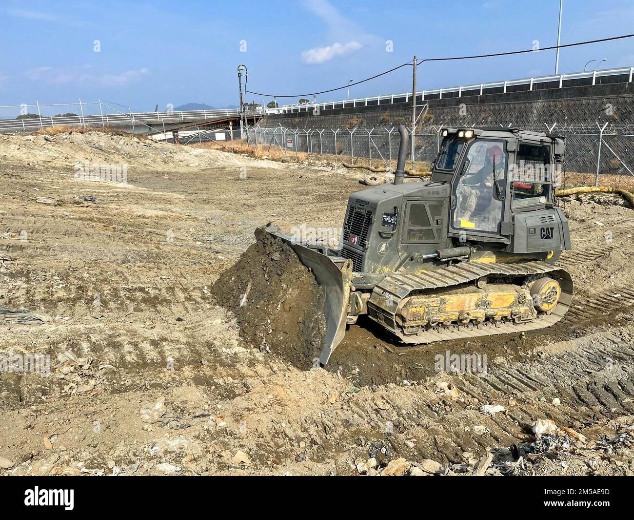 220215-N-KT522-1054 Iwakuni, Japan. (FEB. 15, 2022) LCPL Ryan, Grekowicz, aus Bay City, Michigan, Der 9. Engineering Support Battalion zugewiesen wurde, betreibt ein D6K-Dozer-Schneidmaterial, um eine korrekte Höhe zu erreichen. NMCB-3 wird in der gesamten Indo-Pazifik-Region eingesetzt und führt hochwertige Bauarbeiten durch, um die USA und die Partnerländer bei der Stärkung von Partnerschaften, der Abschreckung von Aggressionen und der Ermöglichung von Expeditions-Logistik und der Projektion von Marineenergie zu unterstützen. Das Bataillon steht bereit, die zugewiesenen Aufgaben zu erledigen, humanitäre Hilfe/Katastrophenhilfe und wichtige Kampfeinsätze im gesamten Gebiet von OP zu unterstützen Stockfoto