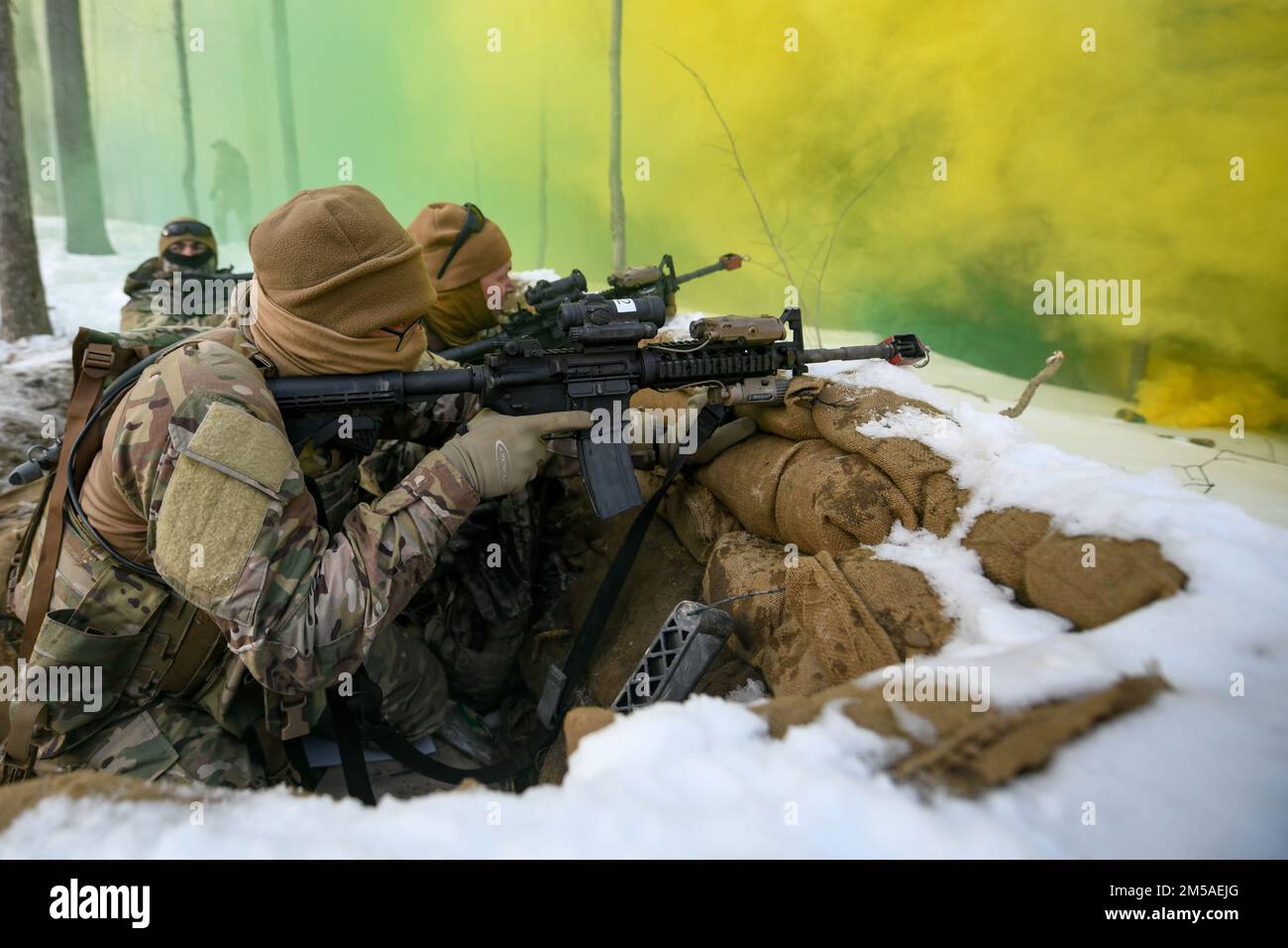 Personal Sgt. David Greenwood und seine anderen Verteidiger, die der 926. Sicherheitskräfte-Staffel zugewiesen wurden, die auf dem Luftwaffenstützpunkt Nellis in Nevada stationiert ist, greifen während einer statischen Verteidigungsübung im Camp James A. Garfield Joint Military Training Center, Ohio, im Februar 15, gegnerische Truppenmitglieder aus einer eingegrabenen Position mit M4 Blankofeuern an. 2022. Die Übung war Teil des Integrated Defense Leadership Course, einem intensiven, zweiwöchigen, praktischen Lernerlebnis, das den Reserveverteidigern dabei helfen soll, die Kampfbereitschaft zu erreichen und aufrechtzuerhalten. (USA Luftwaffe Foto/Eric M. White) Stockfoto