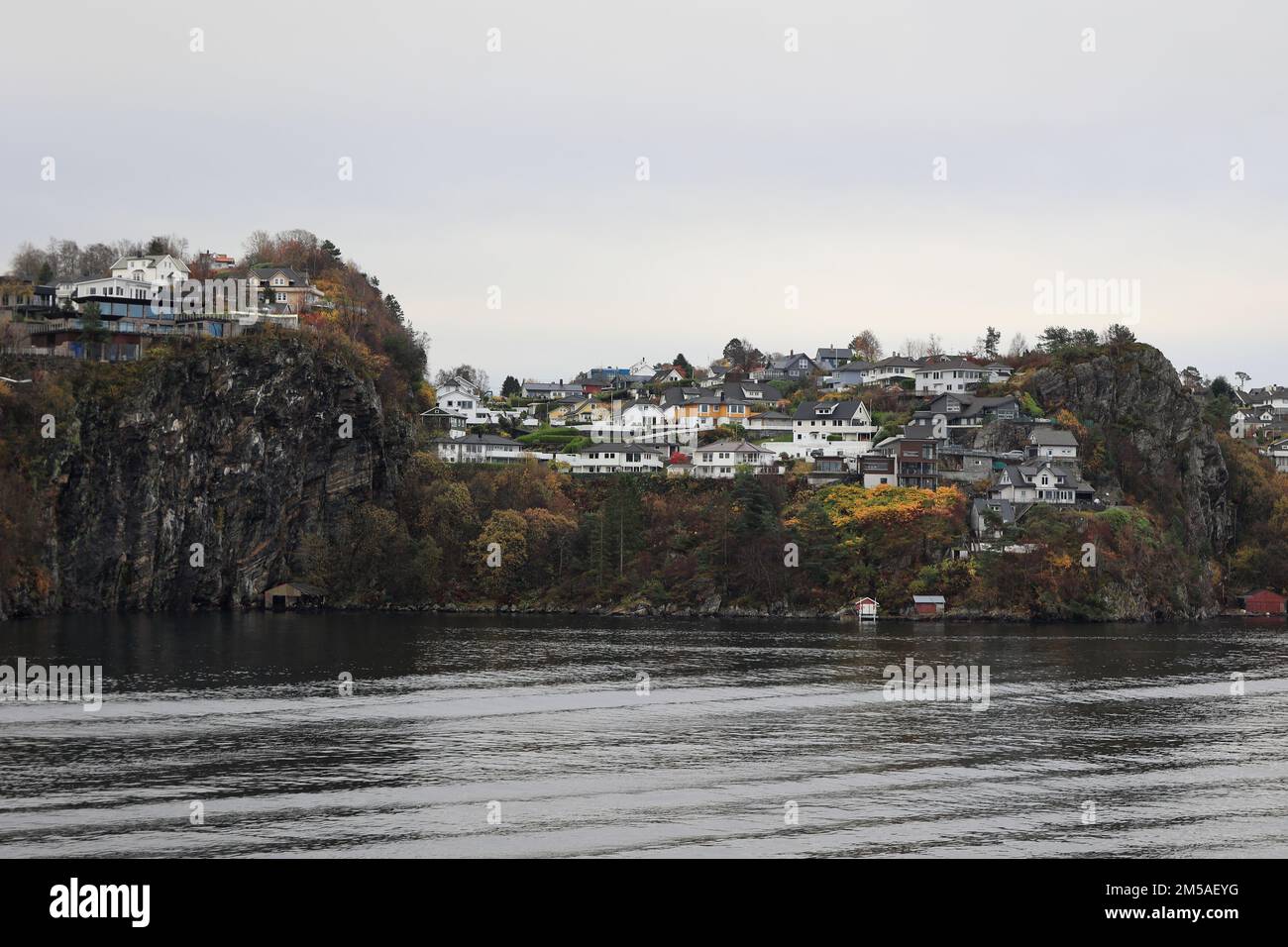 Kleine Stadt an der Küste Norwegens in einem Fjord Stockfoto