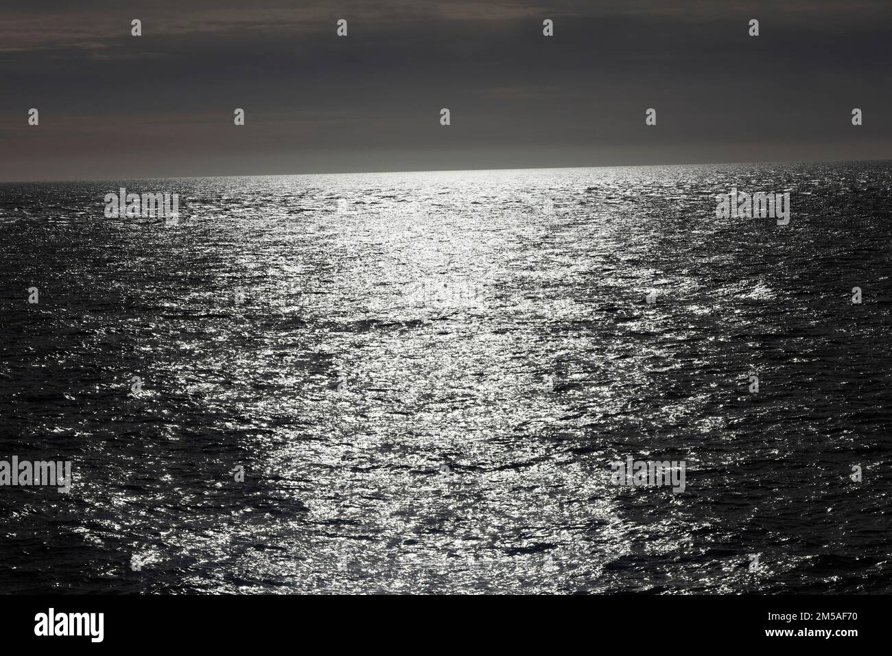Die Sonne scheint auf die Nordsee und die Strahlen brechen auf den Wellen Stockfoto