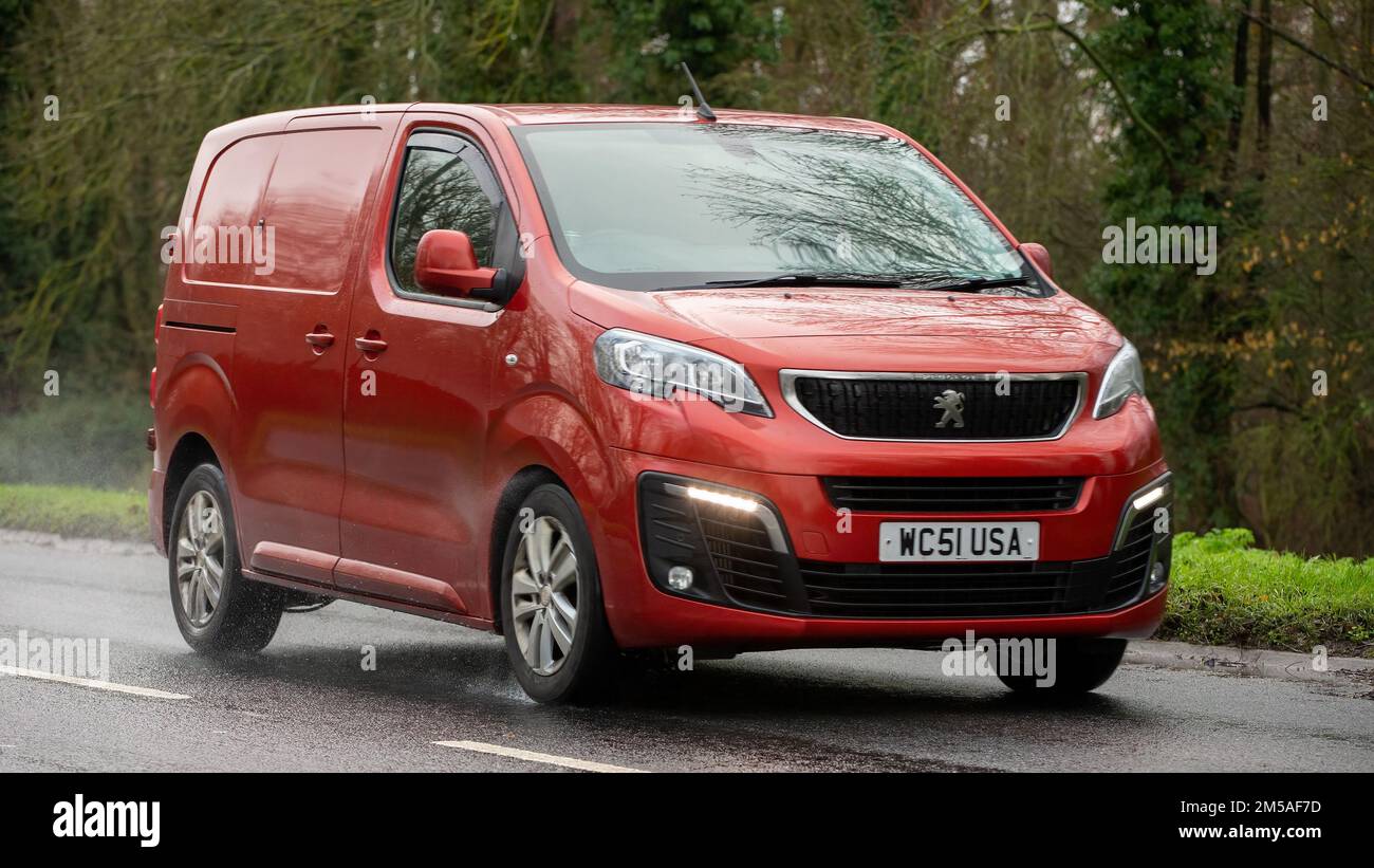 2018 Peugeot Expert Dieselvan fährt im Regen Stockfoto
