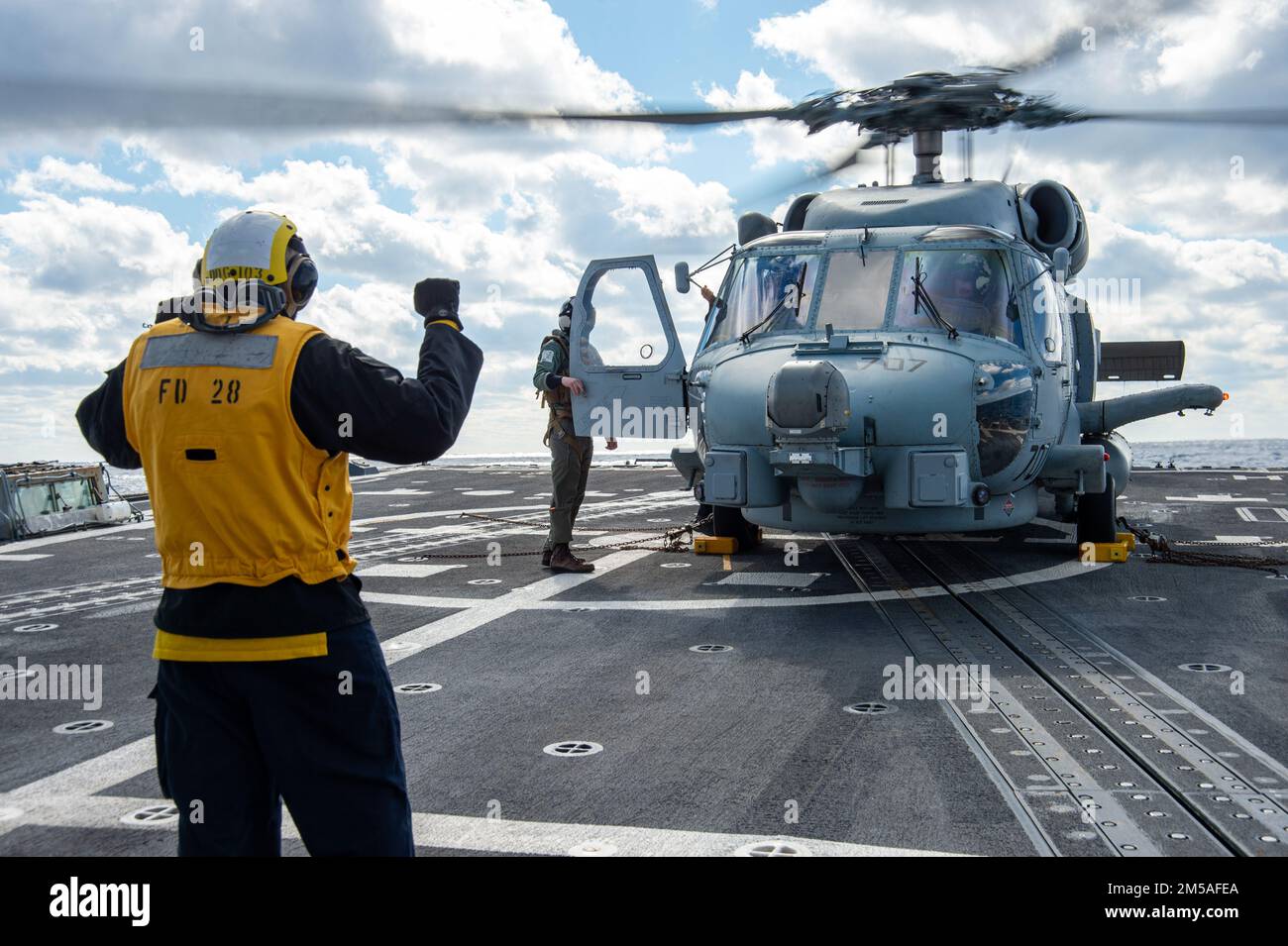 ATLANTIK - 15. Februar 2022 - Matrosen an Bord der Guided-Missile Destroyer USS Truxtun (DDG 103) führen Flugbetrieb auf dem Cockpit durch. Truxtun ist Teil der Destroyer Squadron (DESRON) 26, die die Carrier Strike Group (CSG) 10 unterstützt. Surface Warfare Advanced Tactical Training (SWATT) wird vom Naval Surface and Mine Warfighting Development Center (SMWDC) geleitet und soll die Kampffähigkeit, die Letalität und die Interoperabilität der teilnehmenden Einheiten verbessern. Stockfoto