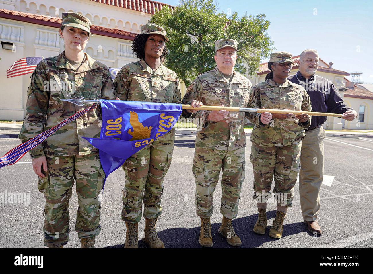 690. Cyberspace Control Squadron nimmt am 15. Februar 2022 in Port San Antonio, Texas, ein Foto von der Staffel auf. Stockfoto