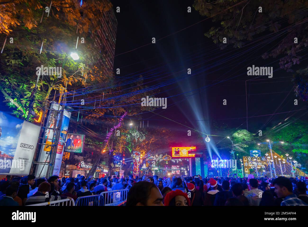 Kalkutta, Westbengalen, Indien - 25.12.2018 : dekorierte Lichter und Weihnachtsfeier an der Kreuzung der beleuchteten Park Street und der Camac Street . Stockfoto