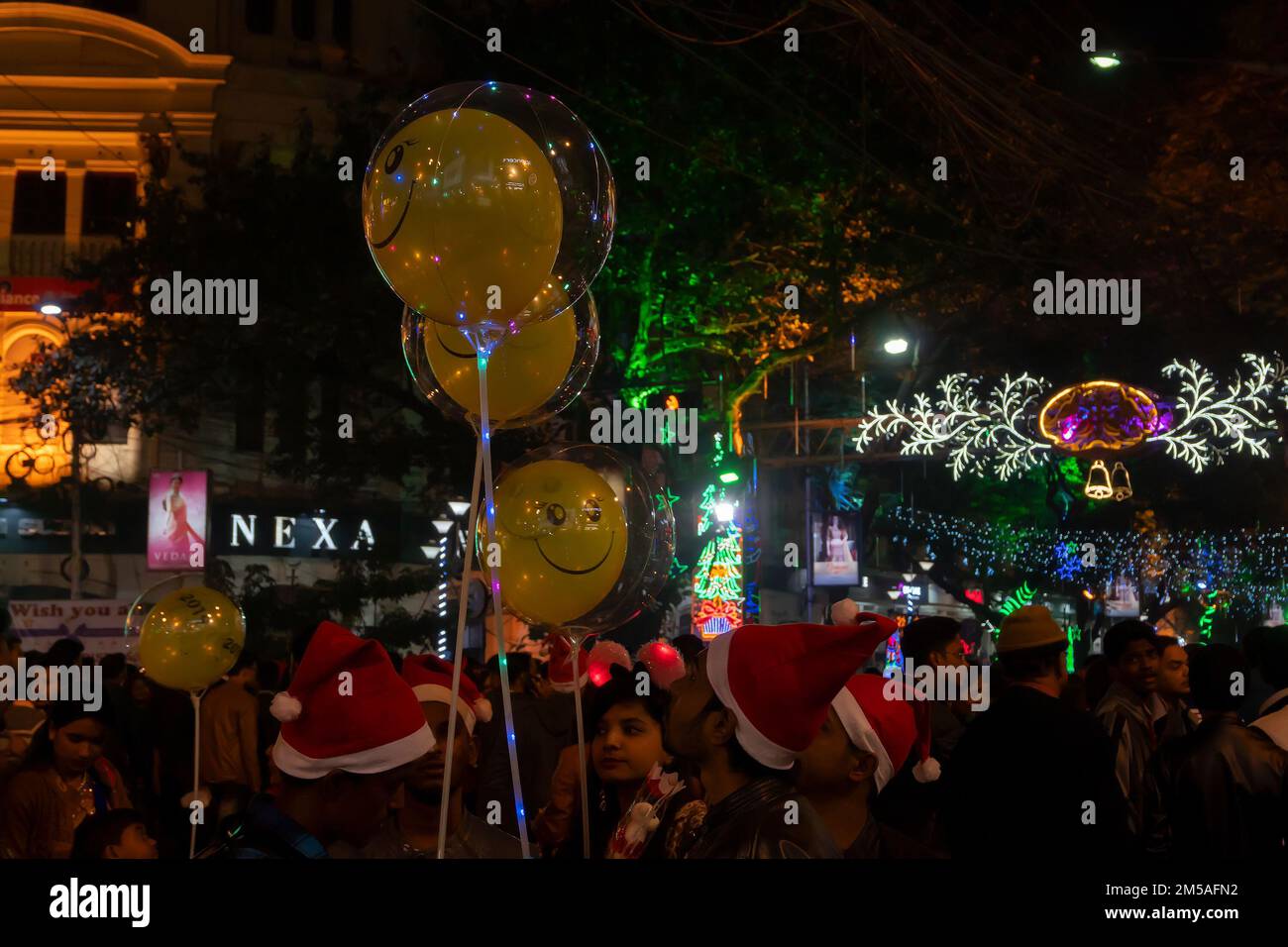 Kalkutta, Westbengalen, Indien - 25.12.2018 : dekorierte Ballons, Lichter und Weihnachtsfeiern in der beleuchteten Parkstraße mit Freude und Feierlichkeiten. Stockfoto