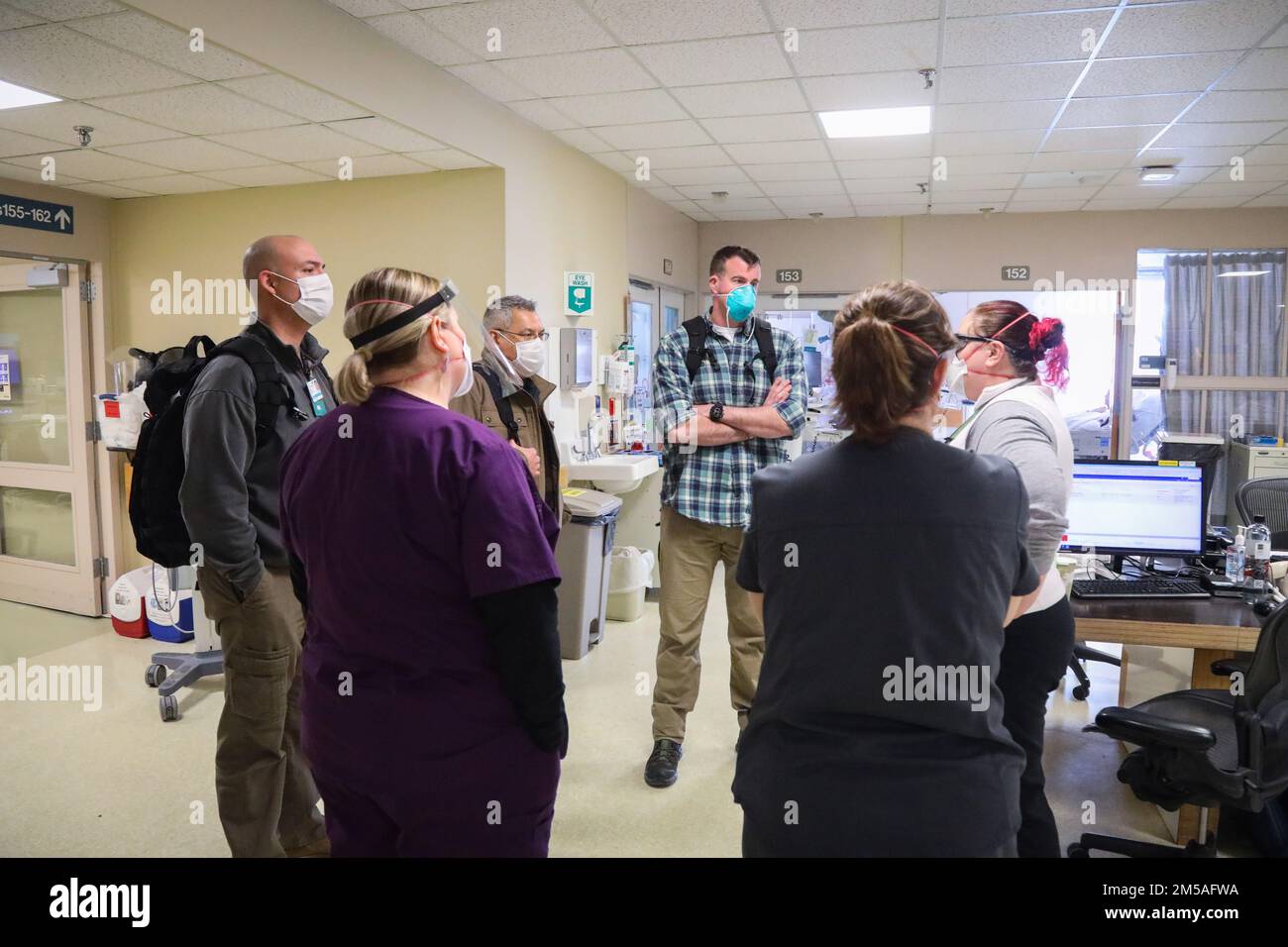 BANGOR, Maine — Militärmedizinisches Team besichtigt die Intensivstation während einer Tour im Eastern Maine Medical Center während der COVID-Response-Operationen in Bangor, Maine, 16. Februar 2022. USA Nördliches Kommando, durch die USA Army North ist nach wie vor entschlossen, das Verteidigungsministerium flexibel bei der COVID-Reaktion der gesamten Regierung zu unterstützen. Stockfoto