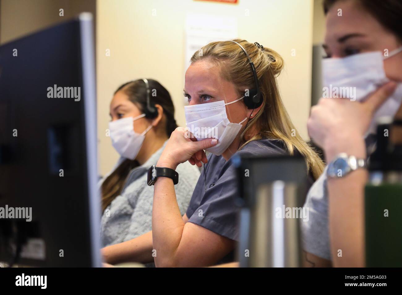 BANGOR, Maine — Medizinische Militärteams nehmen an Online-Schulungen Teil, während sie sich während der COVID-Response-Operationen in Bangor, Maine, am 16. Februar 2022 in das Eastern Maine Medical Center integrieren. USA Nördliches Kommando, durch die USA Army North ist nach wie vor entschlossen, das Verteidigungsministerium flexibel bei der COVID-Reaktion der gesamten Regierung zu unterstützen. Stockfoto