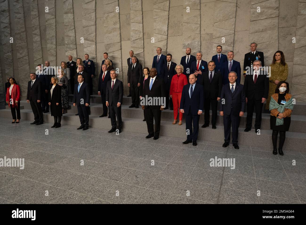 Verteidigungsminister Lloyd J. Austin III nimmt am "Familienfoto" der Nordatlantikvertrags-Organisation (NATO) am 16. Februar 2022 am NATO-Hauptquartier in Brüssel Teil. Austin wird dann zu Treffen nach Polen reisen und weiter nach Litauen, wo er mit den Führern der baltischen Staaten sprechen wird. Stockfoto