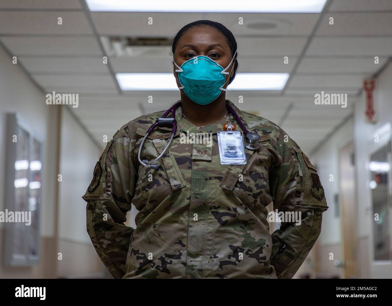 MONROE, La – USA Air Force Staff Sgt. Antoinette McCall, Medizintechniker der 633. Medical Group, Joint Base Langley-Eustis, Virginia, posiert für ein Foto in St. Francis Medical Center, Monroe, Louisiana, 16. Februar 2022. Die USA Das medizinische Team der Luftwaffe, das Seite an Seite mit zivilen medizinischen Fachkräften arbeitet, wird eingesetzt, um die fortgesetzten COVID-Reaktionsmissionen des Verteidigungsministeriums zu unterstützen, um bedürftigen Gemeinschaften zu helfen. USA Nördliches Kommando, durch die USA Army North ist nach wie vor entschlossen, das Verteidigungsministerium flexibel bei der COVID-Reaktion der gesamten Regierung zu unterstützen. Stockfoto