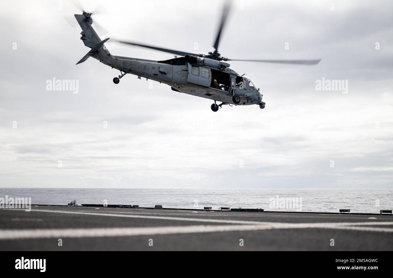 220216-N-LI768-1068 PHILIPPINE SEA (16. Februar 2022) – ein MH-60s Sea Hawk Hubschrauber, der den ‚Blackjacks‘ des Helicopter Sea Combat Squadron (HSC) 21 zugeteilt ist, startet vom Cockpit des Küstenschiffes USS Tulsa (LCS 16) der Independence-Variant littoral. Tulsa, Teil der Destroyer Squadron (DESRON) 7, befindet sich in einem Rotationseinsatz und ist im US-amerikanischen 7.-Flottengebiet tätig, um die Interoperabilität mit Partnern zu verbessern und als einsatzbereite Einsatztruppe zur Unterstützung einer freien und offenen Region Indo-Pazifik zu dienen. Stockfoto