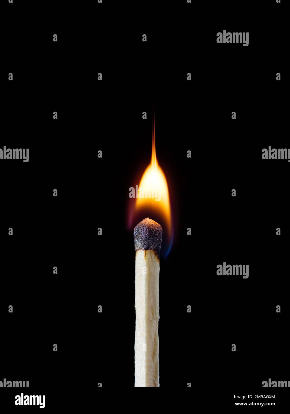 Makroaufnahme einer hölzernen Sicherheitsmatte, die mit einer hellen Flamme brennt Stockfoto