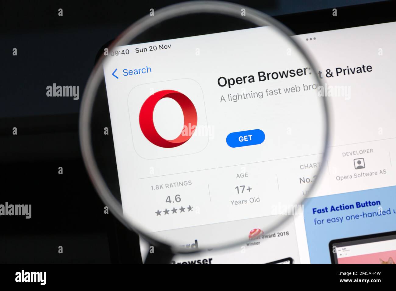 Ostersund, Schweden - 20. November 2022: Opera Browser App. Opera ist ein plattformübergreifender Webbrowser, der von seinem Namensgeber Opera entwickelt wurde. Stockfoto