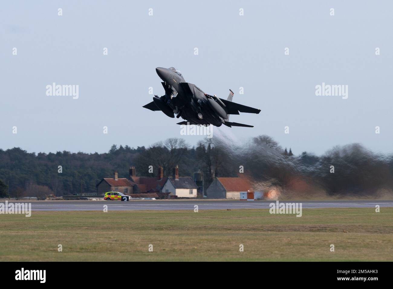 Ein F-15E Strike Eagle, der der 494. Kampfgeschwader zugeteilt wurde, startet am 16. Februar 2022 in Royal Air Force Lakenheath, England. Der Liberty Wing sichert die nationalen Interessen der USA und die Verteidigung von Verbündeten und Partnern durch das regelmäßige Fliegen von Schwestern. Stockfoto