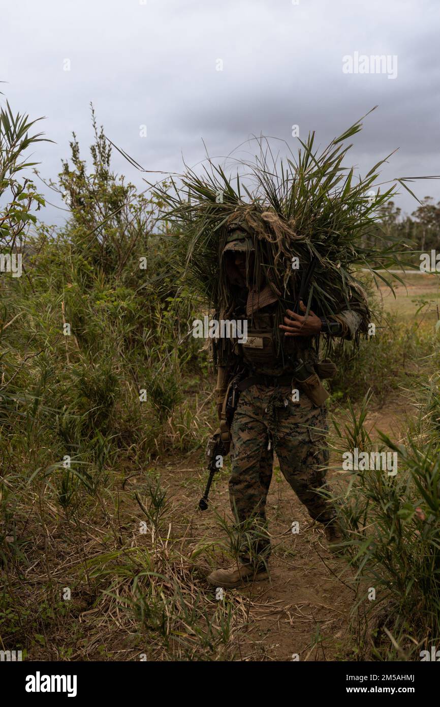 USA Alan Kanzler, ein Schütze mit 2D Bataillonen, 7. Marines, führt eine Patrouille während der Jungle Warfare Übung 22 im Northern Training Area, Okinawa, Japan, am 16. Februar 2022 durch. Bei JWX 22 handelt es sich um eine groß angelegte Schulung vor Ort, die darauf ausgerichtet ist, die integrierten Fähigkeiten gemeinsamer und verbundener Partner zu nutzen, um das Bewusstsein für alle Bereiche, das Manövrieren und Brände in einer verteilten maritimen Umgebung zu stärken. 2/7 ist im Indo-Pacific unter 4. Marines, 3D Marine Division im Rahmen des Unit Deployment Program vorwärtsstationiert. Stockfoto