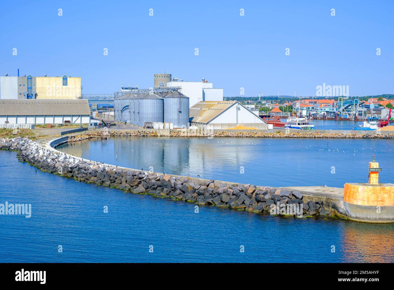 Industrieanlagen im Hafeneingang von Rönne, Insel Bornholm, Dänemark