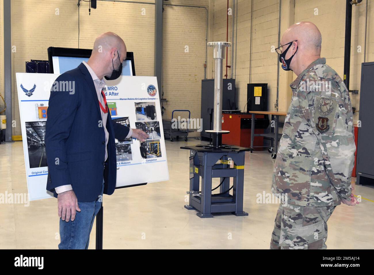 ROBINS LUFTWAFFENSTÜTZPUNKT, GA Zachary Griffin, 572. Commodities Maintenance Squadron Technical Advisor, informiert General Arnold W. Bunch Jr., Air Force Material Command Commander, über die neue C-130J, am Robins Air Force Base, Georgia, 16. Februar 2022. Die Anlage wurde im Dezember 2021 als Partnerschaft zwischen dem Warner Robins Air Logistics Complex in Robins, dem Air Force Life Cycle Management Center C-130J Hercules Division Program Officer und General Electric Aviation als Dowty Propellers eröffnet. Stockfoto