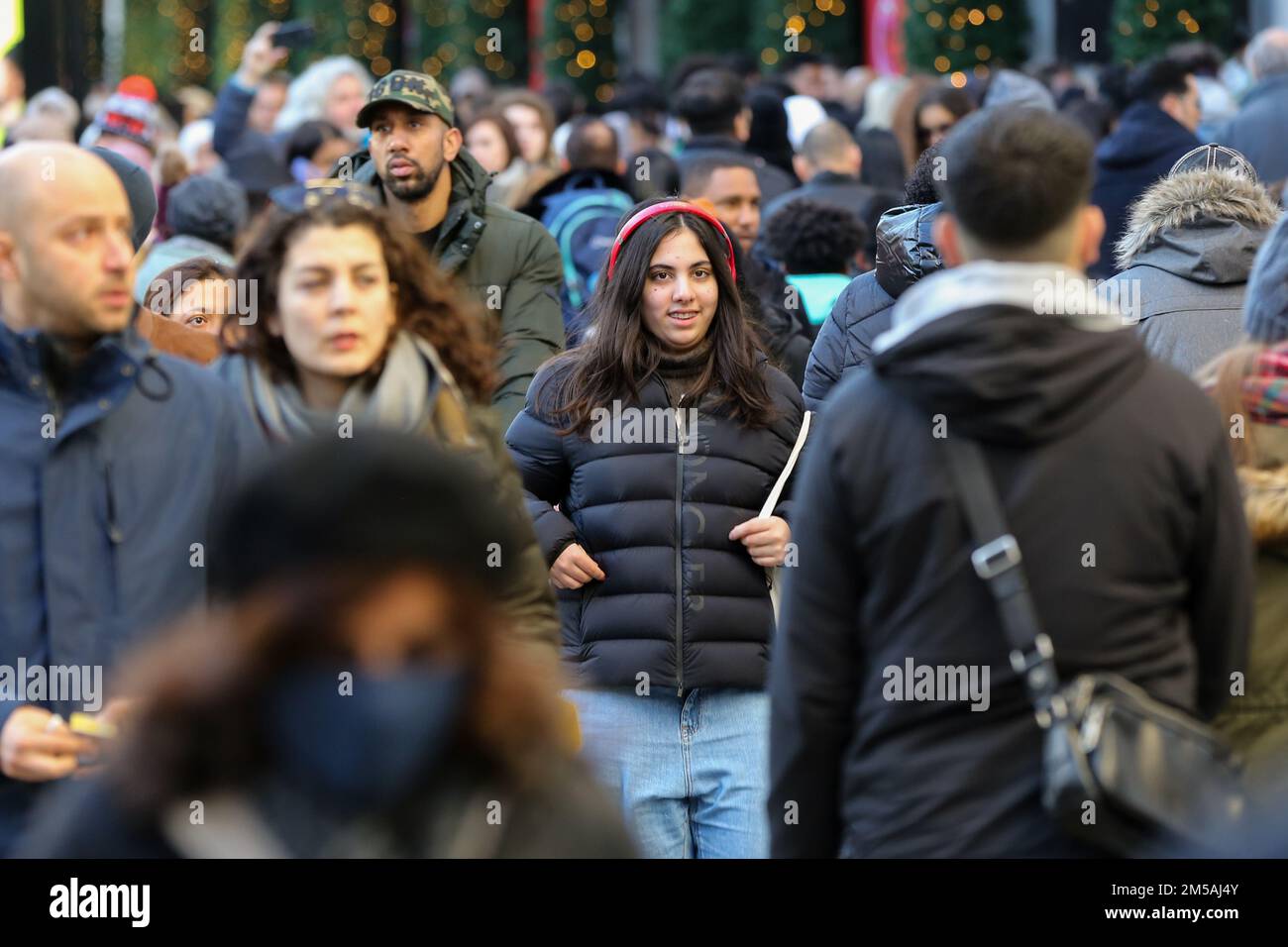 London, Großbritannien. 26. Dezember 2022. Einkäufer auf der Oxford Street in London beginnen mit dem traditionellen Verkauf am zweiten Weihnachtsfeiertag. Aufgrund der Krise der Lebenshaltungskosten begannen die Online-Verkäufe frühzeitig, da Einzelhändler mit einem Rückgang der Einzelhandelsumsätze rechnen. (Foto: Steve Taylor/SOPA Images/Sipa USA) Guthaben: SIPA USA/Alamy Live News Stockfoto