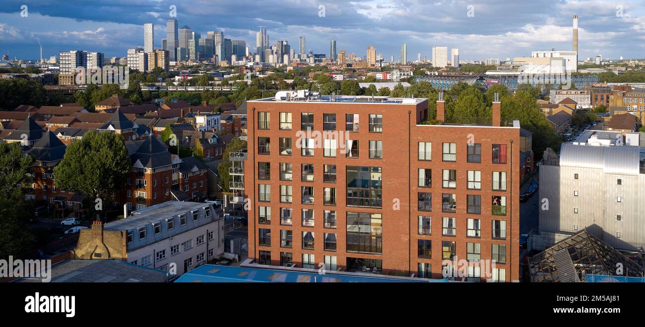 Luftaufnahme von hinten. Varcoe Road, London, Vereinigtes Königreich. Architekt: Maccreanor Lavington, 2020. Stockfoto