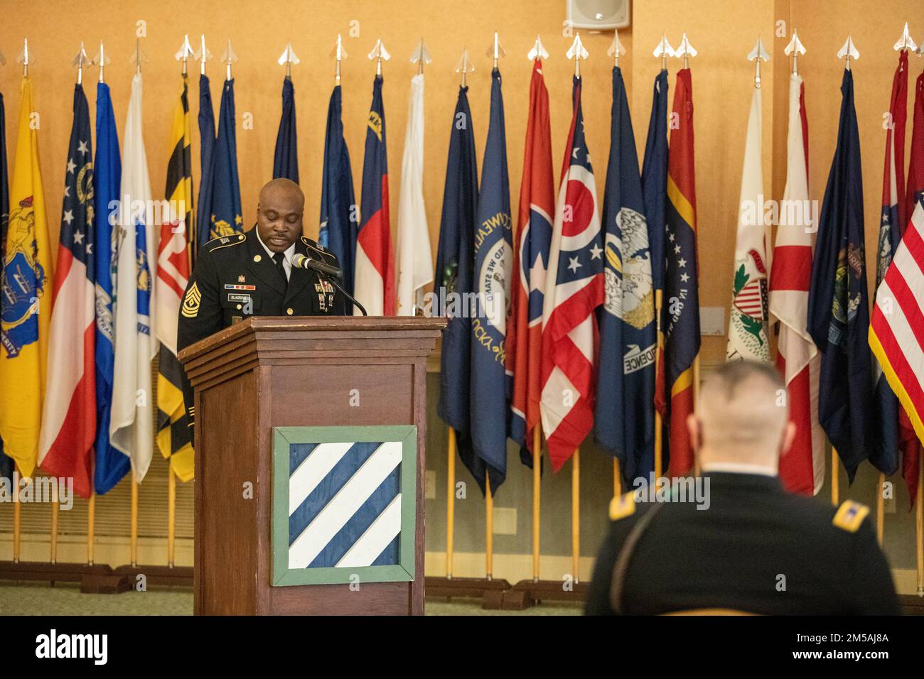 1. Sgt. Samuel Blagrove, der erste Sergeant von Echo Co, 4. Bataillon, 3. Luftfahrtregiment, 3. Kampfluftfahrtbrigade, 3. Infanteriedivision, liest eine Proklamation von Präsident Joe Biden zum afroamerikanischen Erbe während der Begegnung des afroamerikanischen Geschichtsmonats im Hunter Club, Hunter Army Airfield, Georgia, 16. Februar 2021. Die Begehung des Afro American History Month ist eine Gelegenheit, die reiche Geschichte, Kultur und Beiträge der Afroamerikaner zu würdigen und darüber nachzudenken. Stockfoto