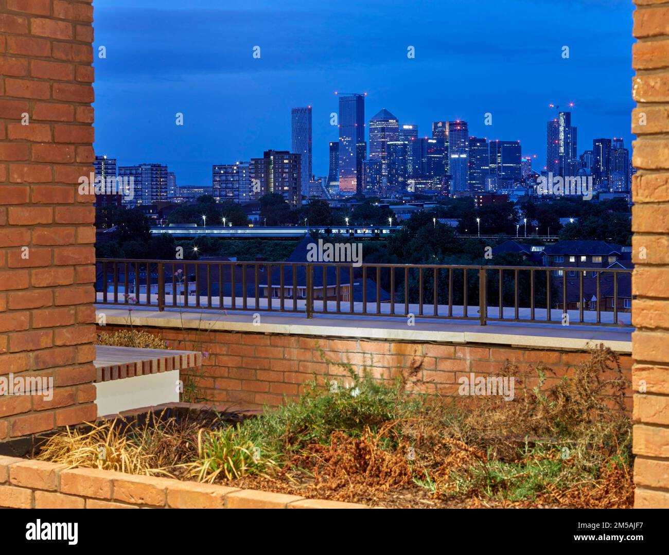 Blick auf den Dachgarten in der Abenddämmerung. Varcoe Road, London, Vereinigtes Königreich. Architekt: Maccreanor Lavington, 2020. Stockfoto