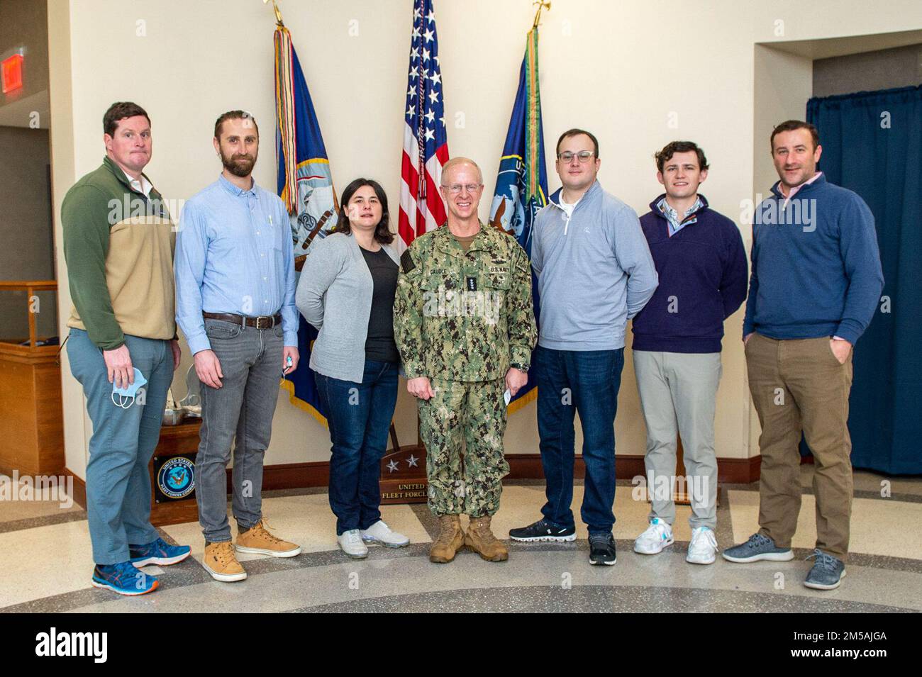 NORFOLK, VA (17. Februar 2022) „Wir haben es genossen, heute Chris Vieson, HASC Minority Staff Director, zu empfangen, um über Navy Readiness und Fleet Design zu sprechen“, ADM. Daryl Caudle, Commander, USA Flottenkommando. „Unser Team ist in fast alle Aspekte der Gewährleistung der Letalität und der Bereitschaft zur Marine involviert, und dies war eine großartige Gelegenheit, unsere Ansichten auszutauschen.“ Die USFFC ist verantwortlich für die Besatzung, Ausbildung, Ausrüstung und den Einsatz von mehr als 125 Schiffen, 1.000 Flugzeugen und 103.000 aktiven Dienstmitgliedern und Regierungsangestellten sowie für die Bereitstellung kampfbereiter Truppen für nummerierte Flotten und Komma der Kombattanten Stockfoto