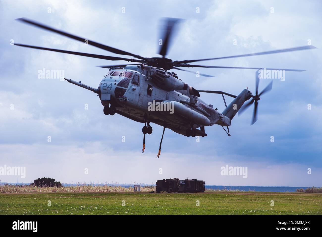 EIN US-AMERIKANISCHER Marine Corps CH-53E Super-Hallion-Hubschrauber der Marine Heavy Helicopter Squadron (HMH) 466 legt einen MM-104-Kanister ab, um die Jungle Warfare-Übung 22 am Bahnhof Torii, Okinawa, Japan, am 16. Februar 2022 zu unterstützen. Bei JWX handelt es sich um eine groß angelegte Schulung vor Ort, die darauf ausgerichtet ist, die integrierten Fähigkeiten gemeinsamer und verbundener Partner zu nutzen, um das Bewusstsein für alle Bereiche, Manöver und Brände in einer verteilten maritimen Umgebung zu stärken. Stockfoto