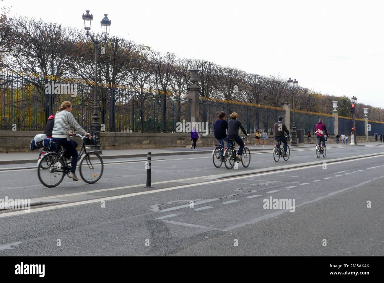 Paris, Frankreich. Oktober 30. 2022. Radfahrer in der berühmten Rivoli Straße. Ökologische Verkehrsmittel in der Stadt. Stockfoto