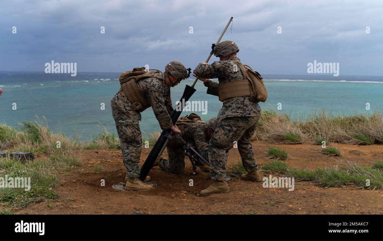 USA Marines mit 2D. Bataillon, 7. Marines führen indirekte Feuermissionen während der Jungle Warfare Übung 22 vor der Küste von Okinawa, Japan, am 16. Februar 2022 durch. JWX 22 ist eine groß angelegte Schulung vor Ort, die darauf ausgerichtet ist, die integrierten Fähigkeiten gemeinsamer und verbundener Partner zu nutzen, um die Sensibilisierung für alle Bereiche, das Manövrieren und Brände in einer verteilten maritimen Umgebung zu stärken. 2/7 ist im Indo-Pacific unter 4. Marines, 3D Marine Division im Rahmen des Unit Deployment Program vorwärtsstationiert. Stockfoto