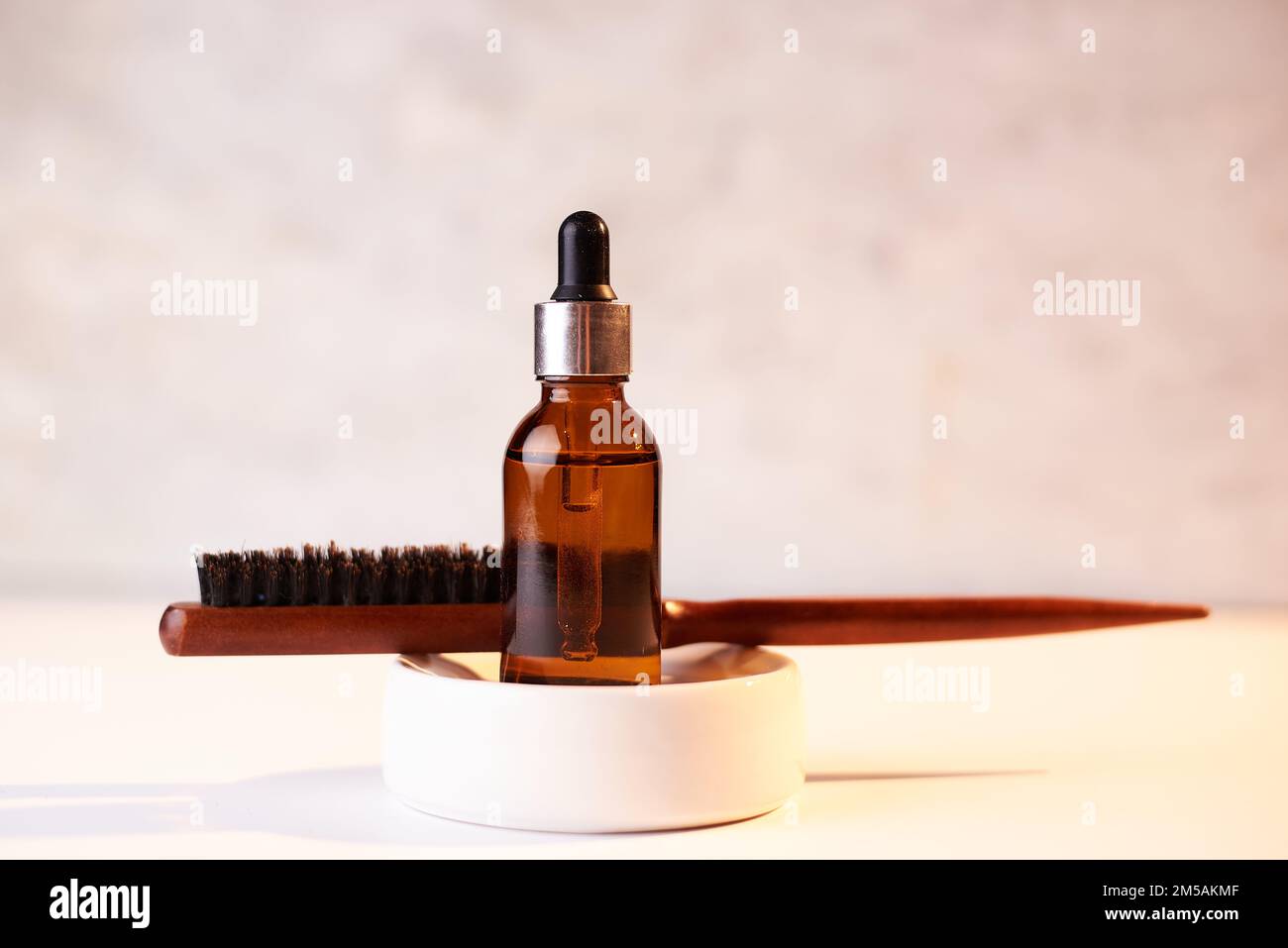 Männerbartöl mit Holzbartkamm Stockfoto