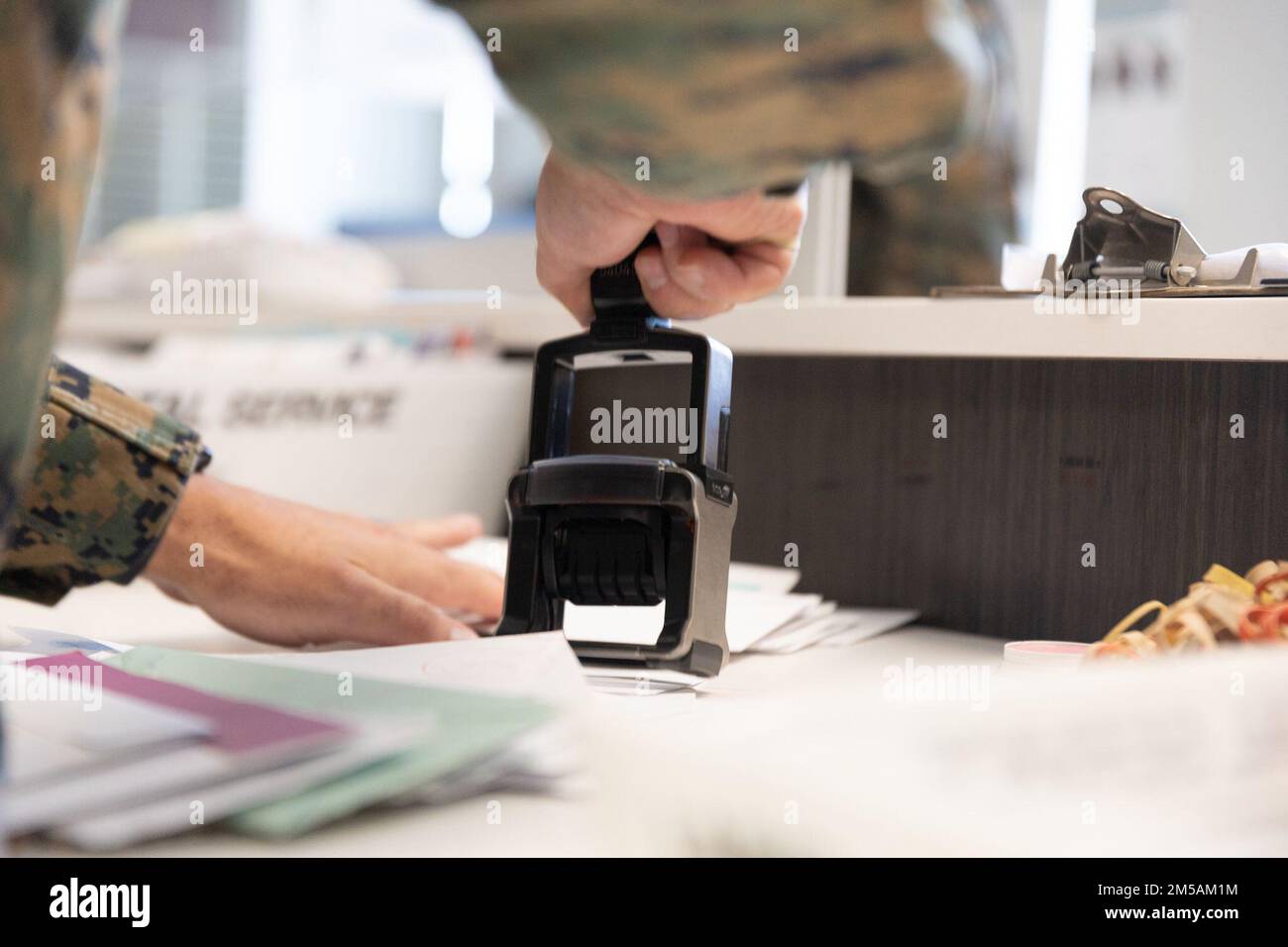 USA Marinekorps Staff Sgt. Elvis O. Ramirez mit Headquarters Company, Headquarters Service Battalion, Briefmarken im Marine Corps Recruit Depot (MCRD) San Diego, 16. Februar 2022. Postbeamte stellen sicher, dass alle Pakete und Briefe an das vorgesehene Servicemitarbeiter im gesamten MCRD San Diego zugestellt werden. Sie sind die Kommunikationsquelle für die Rekruten und ihre Familien und stellen sicher, dass die Rekruten ihre Post rechtzeitig und sicher erhalten. Stockfoto