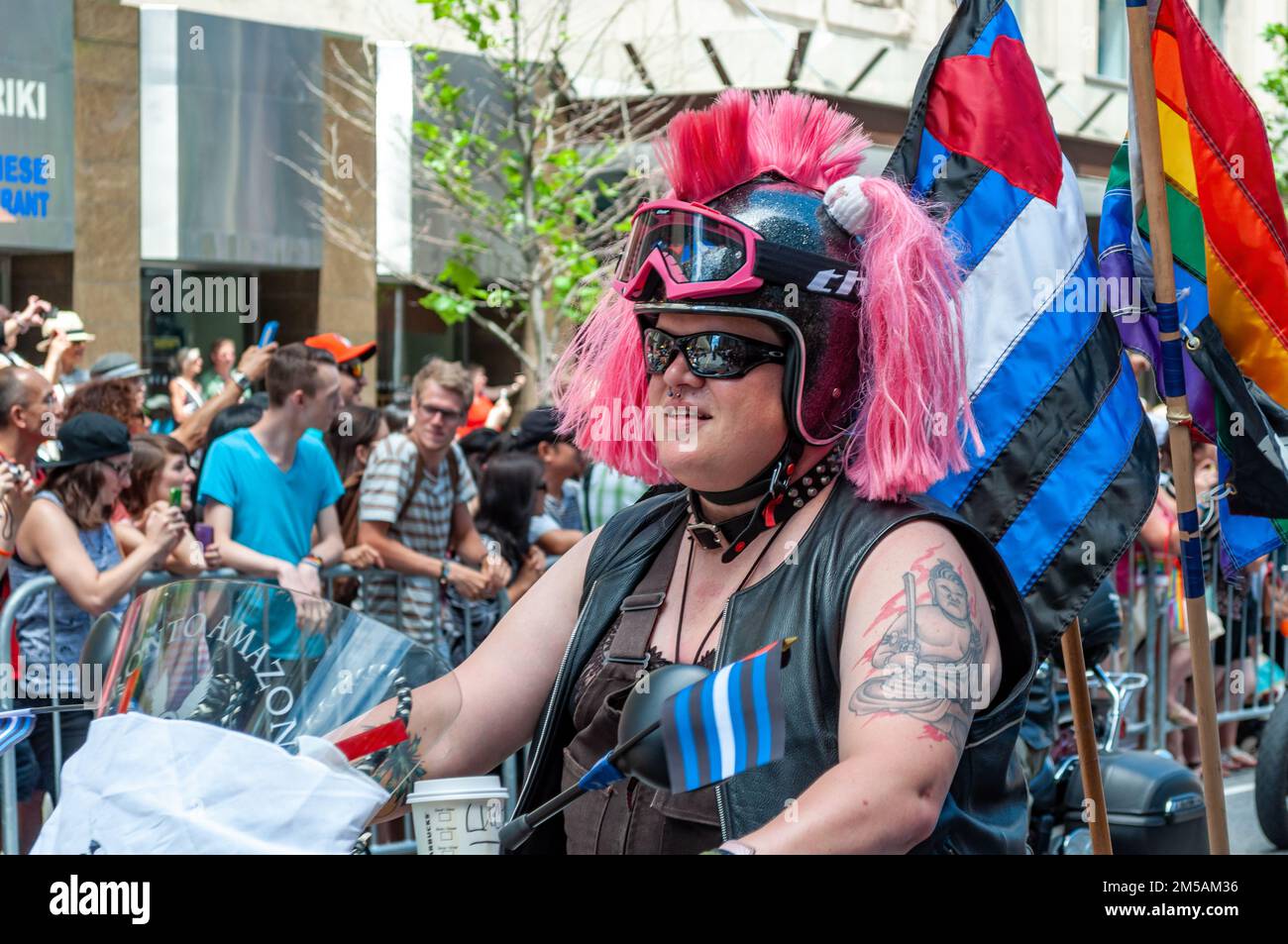 Nahaufnahme einer Motorradfahrerin zu Beginn der jährlichen LGBTQ+-Feier. Stockfoto