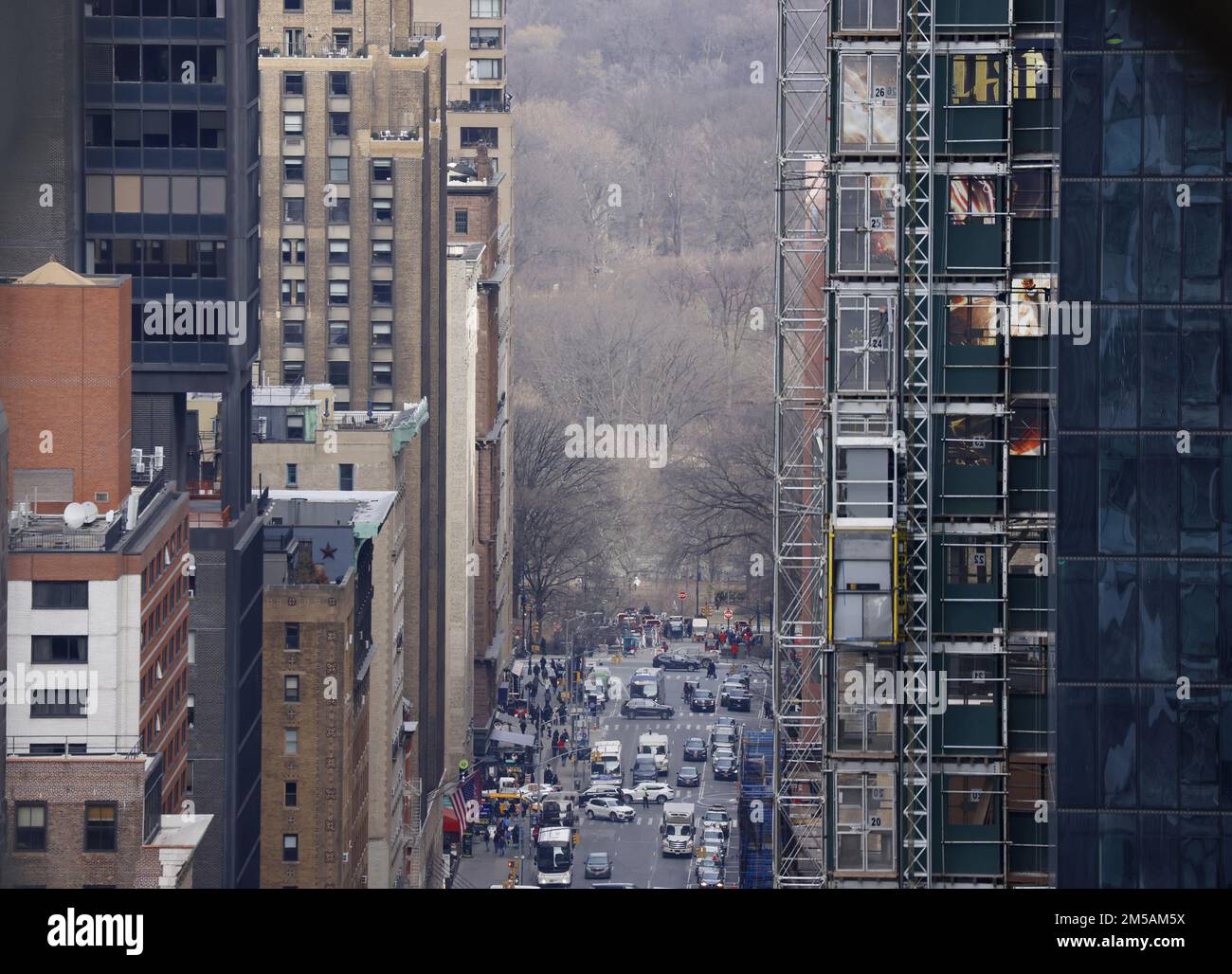 New York, Usa. 26. Dezember 2022. An den Tagen vor Silvester in New York City am Dienstag, den 27. Dezember 2022, gibt es Fußgänger- und Autoverkehr auf der 7. Avenue in der Nähe des Central Park. Foto: John Angelillo/UPI Credit: UPI/Alamy Live News Stockfoto