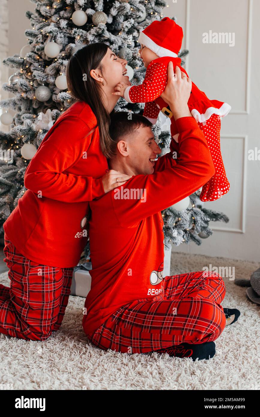 Glückliche Familie in der Nähe des Weihnachtsbaums für das neue Jahr Stockfoto