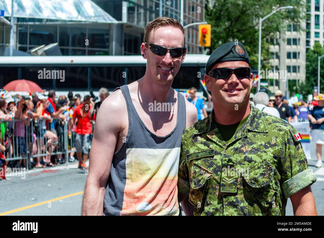 Porträt von zwei Personen. Einer von ihnen trägt eine kanadische Armee-Uniform. Stockfoto