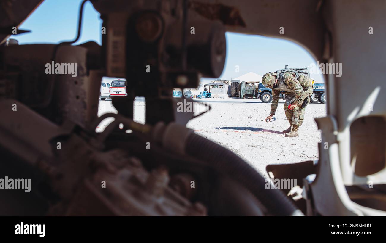 EIN US-AMERIKANISCHER Air Force Airman, der dem 379. Expeditionary Logistics Readiness Squadron Bodentransport-Flug zugeteilt wurde, erstellt eine Absperrung um ein simuliertes brennendes Fahrzeug am Al Udeid Air Base, Katar, 16. Februar 2022. Der 379. Air Expeditionary Wing führte Grand Shield 22-3 durch, ein viertägiges Installationsereignis, das die Fähigkeit des Flügels validierte, in einem umstrittenen Umfeld zu überleben und zu operieren. Stockfoto