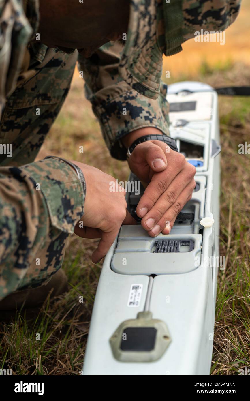 EIN US-AMERIKANISCHER Marine mit 1. Bataillon, 3D Marines, 3D. Marine-Division, führt während der Jungle Warfare Übung 22 im zentralen Trainingsbereich, Okinawa, Japan, eine Funktionsprüfung eines kleinen unbemannten RQ-20 Puma-Flugzeugsystems durch, 16. Februar 2022. Bei JWX 22 handelt es sich um eine groß angelegte Schulung vor Ort, die darauf ausgerichtet ist, die integrierten Fähigkeiten gemeinsamer und verbundener Partner zu nutzen, um das Bewusstsein für alle Bereiche, das Manövrieren und Brände in einer verteilten maritimen Umgebung zu stärken. 1/3 wird im Indo-Pacific unter 4. Marines als Teil des Unit Deployment Program vorwärtsversetzt. Stockfoto