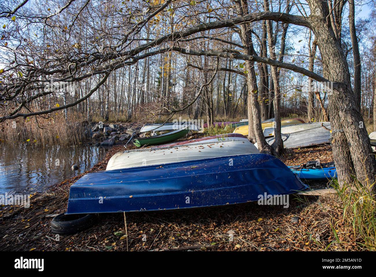 Auf dem Kopf stehende Ruderboote, die für den Winter im Bezirk Lehtisaari in Helsinki, Finnland, gelagert werden Stockfoto