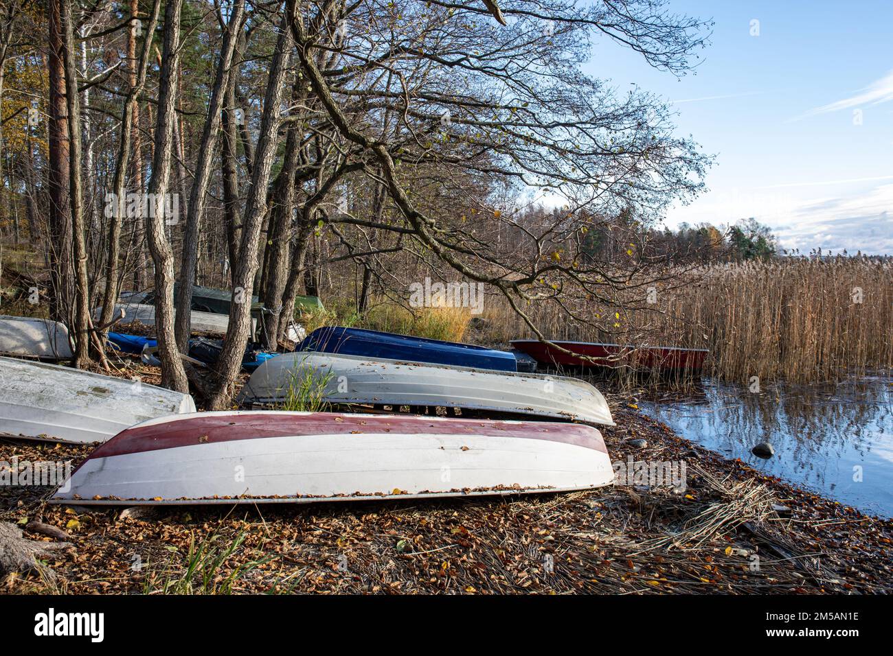 Kopfüber gelagerte Ruderboote für den Winterdistrikt Lehtisaari in Helsinki, Finnland Stockfoto