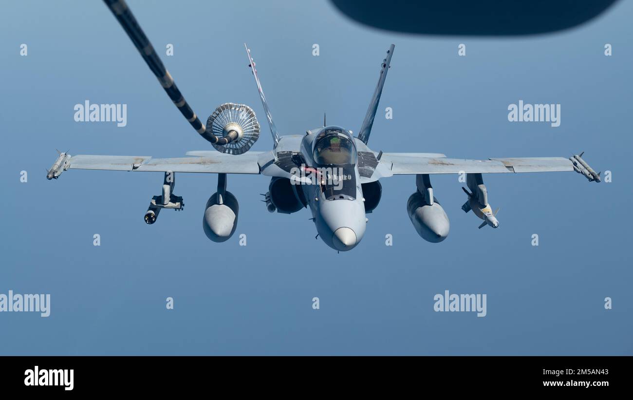 EIN US-AMERIKANISCHER Marine Corps F/A-18 Hornet erhält Treibstoff aus den USA Air Force KC-10A Extender, der 908. Expeditionary Air Tanken Squadron auf dem Al Dhafra Air Base, Vereinigte Arabische Emirate, während eines US-amerikanischen Navy Air Operations in Maritime Surface Warfare Training im Golf von Oman, 16. Februar 2022. Die AOMSW-Übung validiert die Fähigkeiten gemeinsamer Kräfte durch die Integration von Luft- und Marinestreitkräften in den USA Verantwortungsbereich des Zentralkommandos. Stockfoto