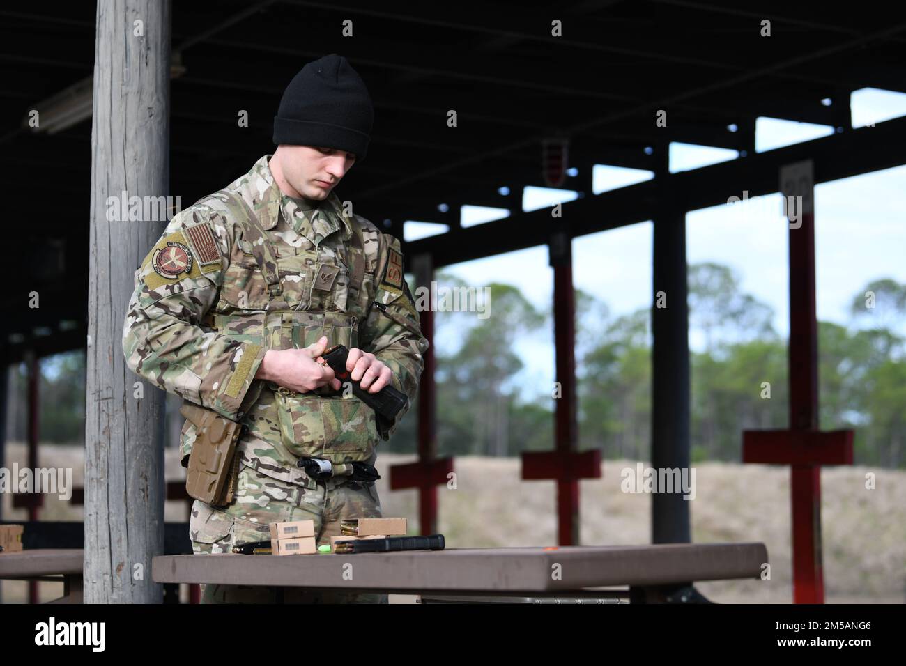 USA Air Force Senior Airman Caleb Bartel, dem 1. Special Operations Security Forces Squadron zugeteilt, lädt während eines Waffenqualifizierungskurses am Hurlburt Field, Florida, am 16. Februar 2022 eine Zeitschrift. Eine Reihe von aktiven Dienst-, Wachdienst- und Reservebasis in der Air Force führen den Kurs im Rahmen eines einjährigen Beta-Tests durch, der im Juni 2021 begann. Stockfoto