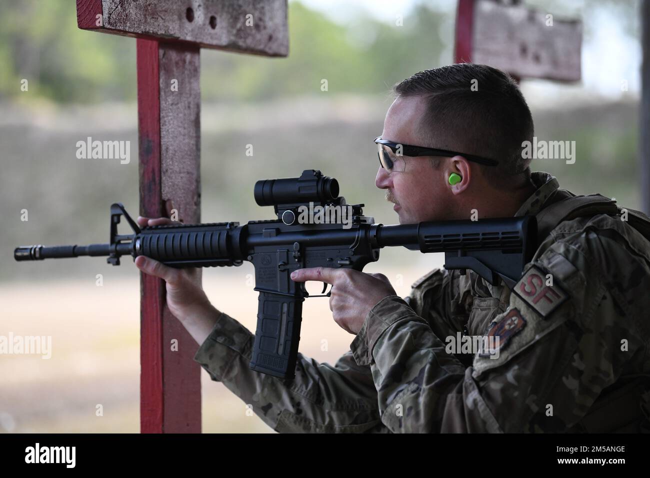 USA Air Force Staff Sgt. Gregory Reinke, dem 1. Sondereinsatzkommando-Sicherheitsgeschwader zugeteilt, zielt auf einen M4 Carbine während eines Waffenqualifizierungskurses am Hurlburt Field, Florida, am 16. Februar 2022 ab. Sicherheitskräfte von Hurlburt Field nahmen am ersten Teil des Qualifikationskurses Teil, der sich auf die Grundlagen der Karbinmarkierung konzentrierte und Schießereien aus verschiedenen Schusspositionen beinhaltete. Stockfoto