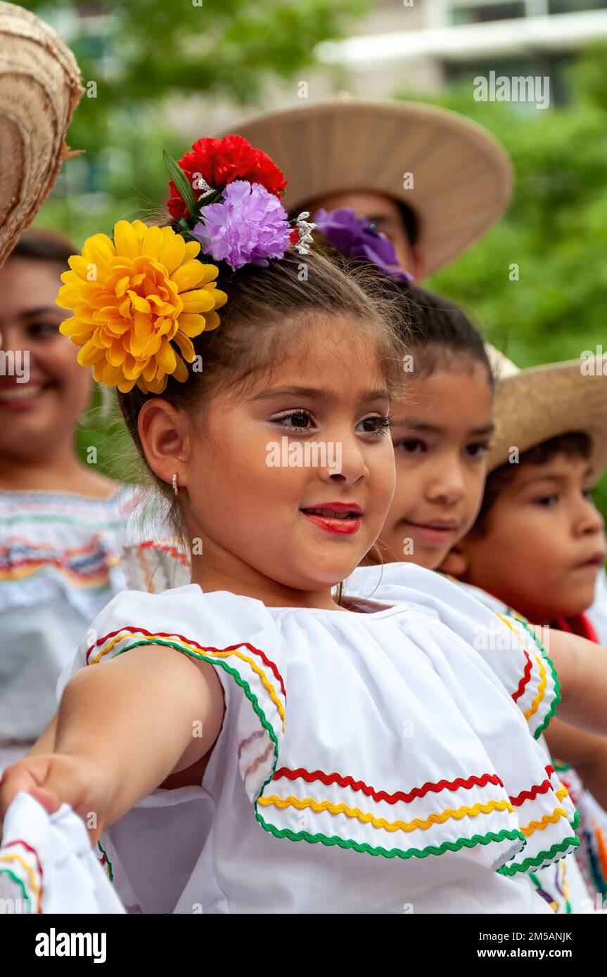Porträt einer lateinamerikanischen Frau in traditioneller Kleidung. Die jährliche Veranstaltung findet auf dem Mel Lastman Platz statt. Stockfoto
