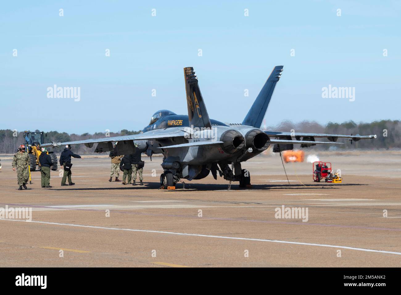 220216-N-AC802-0041 VIRGINIA BEACH, VA (16. Februar 2022) Matrosen, die den ‚Rampagers‘ der Streikkkämpfer-Staffel (VFA) 83 zugeteilt sind, führen eine Überprüfung einer F/18E Super Hornet vor dem Flug durch. Stockfoto
