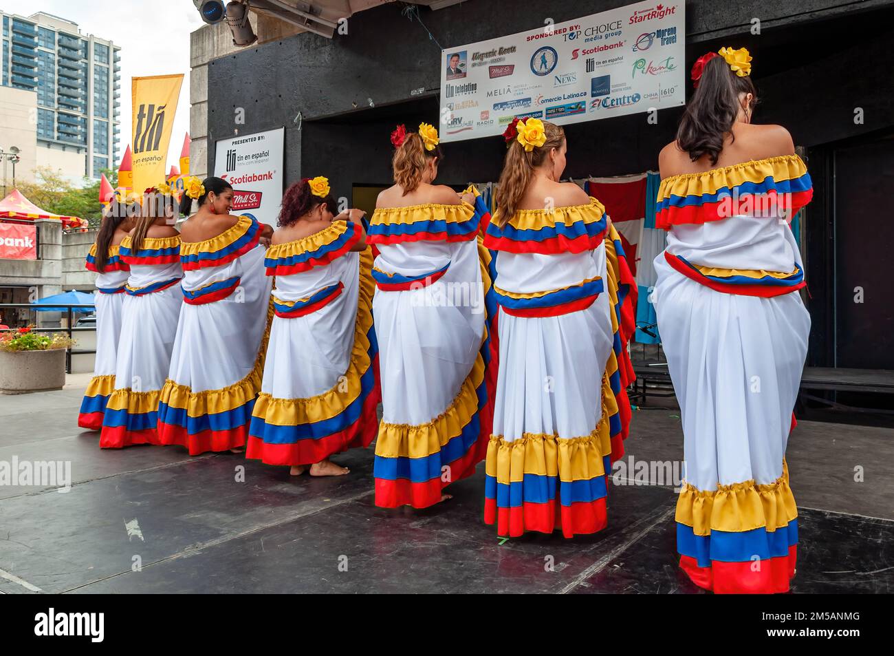 Eine Gruppe kolumbianischer Frauen, die traditionelle Kleidung tragen und auf der Bühne tanzen. Die jährliche Veranstaltung findet auf dem Mel Lastman Platz statt. Stockfoto