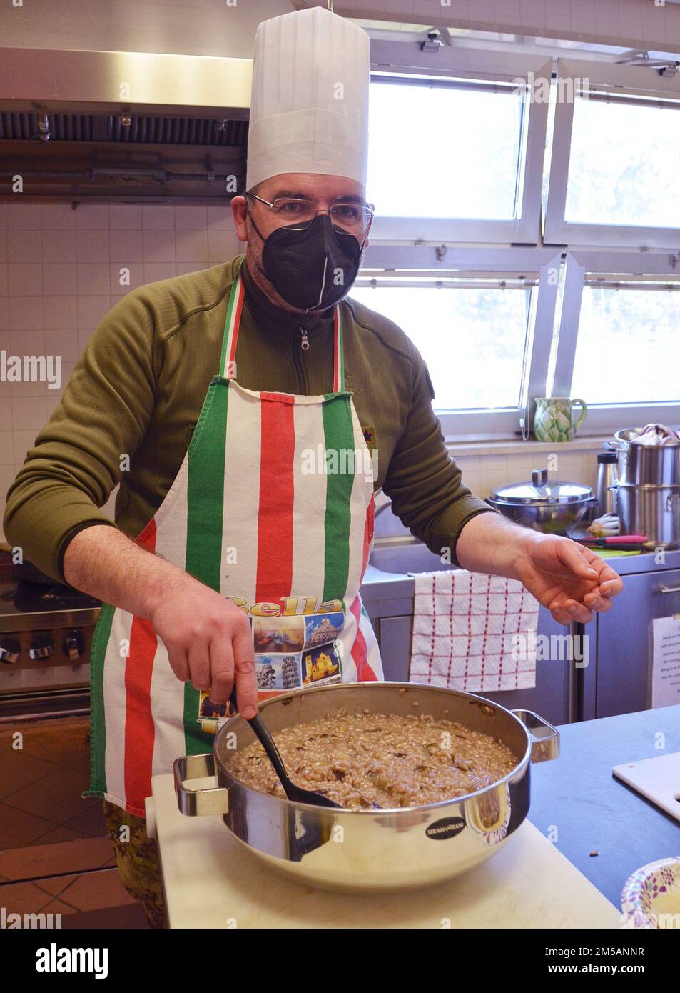 VICENZA, Italien - USA Army Garrison Italy Italian Base Commander Oberst Michele Amendolagine zeigt einen seiner winterlichen Favoriten – Risotto al Radicchio Trevigiano Tardivo, kurz bevor er den Teilnehmern des Armeegemeinschaftsdienstes „Benvenuti“ am 16. Februar 2022 serviert wird. Die Veranstaltung war die perfekte Gelegenheit, sich mit der lokalen Küche vertraut zu machen und praktische Informationen zu erhalten. Stockfoto