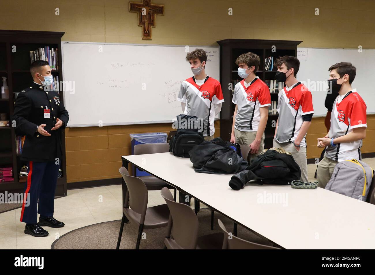 USA Captain David Chang, Executive Officer der Recruiting Station Cleveland, trifft das Divine Child High School Esports Team in Dearborn, MI, 16. Februar 2022. Das Esports-Team der Divine High School gewann ein Turnier, bei dem die Pistons GT, die Esports-Mannschaft und die Marines zwischen High-School-Schulen in Detroit gesponsert wurden. Stockfoto USA Captain David Chang, Executive Officer der Recruiting Station Cleveland, trifft das Divine Child High School Esports Team in Dearborn, MI, 16. Februar 2022. Das Esports-Team der Divine High School gewann ein Turnier, bei dem die Pistons GT, die Esports-Mannschaft und die Marines zwischen High-School-Schulen in Detroit gesponsert wurden. Stockfoto
